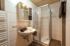 Apartment (Schlossalmblick) | Bathroom | Shower, hair dryer, towels - Kendlgut (Bad Hofgastein)