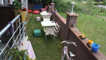 Breakfast, lunch and dinner served