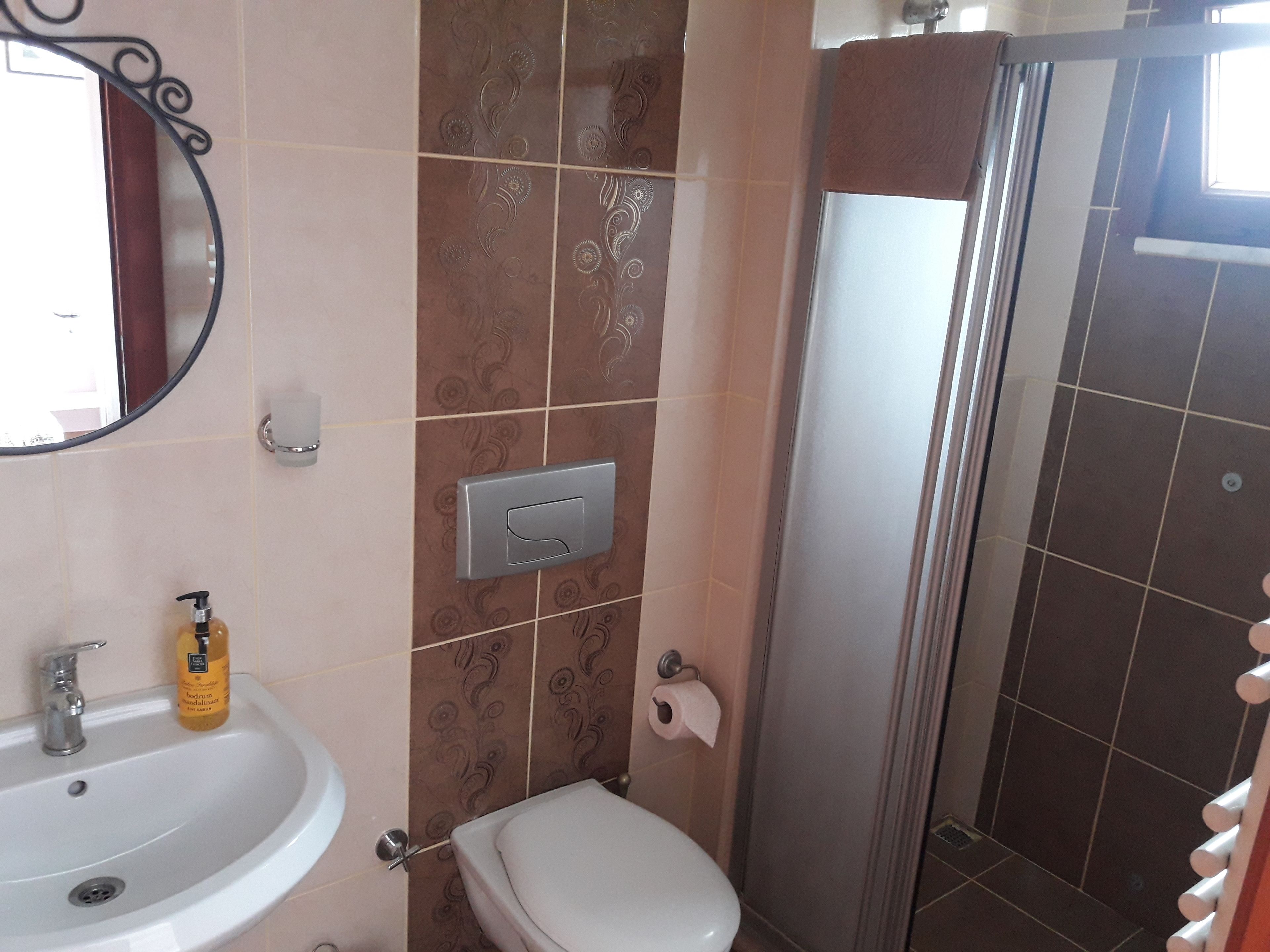 basic double room | bathroom | shower, free toiletries, hair dryer, slippers
