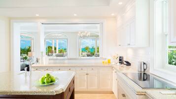 Kjøleskap, mikrobølgeovn, ovn og kokeplater