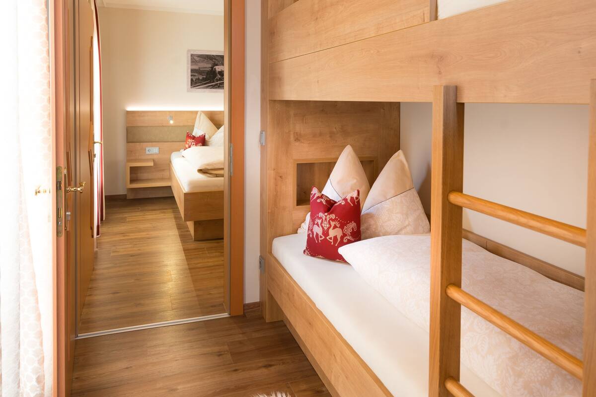 Desk, soundproofing, free WiFi, bed sheets