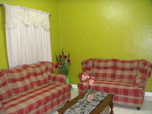 ทาวน์โฮม, 2 ห้องนอน | ห้องนั่งเล่น | ทีวีจอแบน 32 นิ้ว พร้อมช่องดิจิตอล, ทีวี
