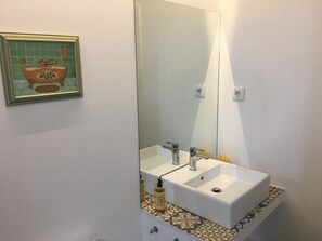 Een douche, gratis toiletartikelen, een haardroger, handdoeken