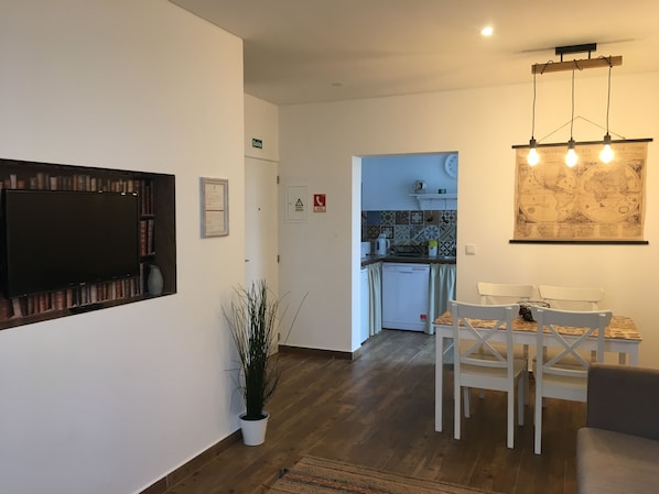 Appartement, 2 chambres, terrasse | Salle de séjour | Télévision à écran plat