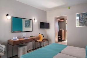 Ein modernes Schlafzimmer mit Bett, Nachttisch und Fernseher.