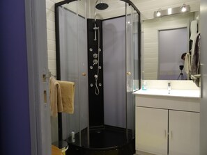 Apartment | Badezimmer | Dusche, kostenlose Toilettenartikel, Haartrockner, Handtücher