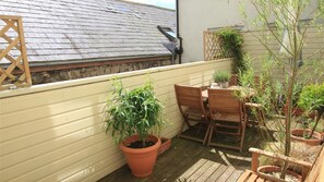 Outdoor dining - Cobourg House 4 (Tenby)