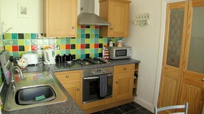 Microwave, cookware/dishes/utensils