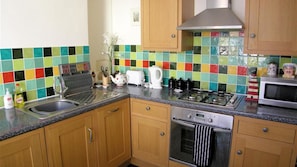 Microwave, cookware/dishes/utensils