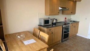 Microwave, cookware/dishes/utensils