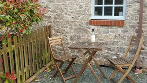 Outdoor dining - Broad Haven Cottage (Pembroke)