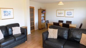 Hus (3 Bedrooms) | Opholdsområde | Tv