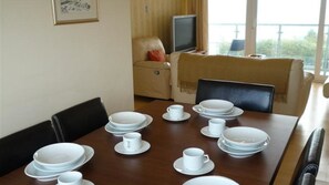 تناول الطعام داخل الغرفة