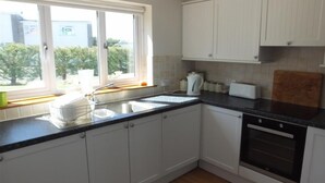 Fridge, microwave, oven, dishwasher - Freshwater Bay 13 (Pembroke)