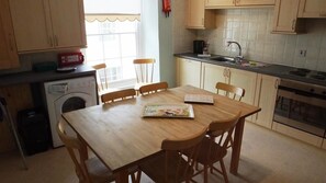Microwave, dishwasher, cookware/dishes/utensils - Ar Lan Y Mor (Tenby)