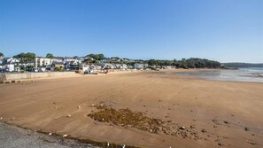 Ubicación cercana a la playa y arena blanca