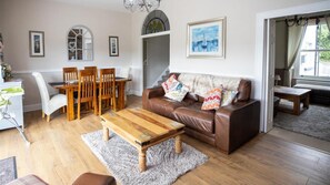 House (4 Bedrooms) | Living area