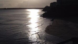 在海灘附近
