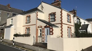 Unclassified image, 2 of 22, button - Clareston Road 1 (Tenby)