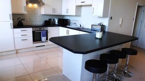 Fridge, microwave, oven, dishwasher - Northcliffe House 8 (Tenby)