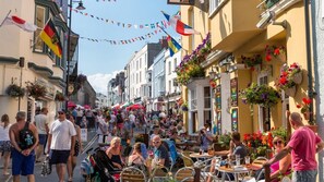 Outdoor dining - Pear Tree Cottage (Tenby)