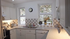 Microwave, oven, dishwasher, cookware/dishes/utensils - Penlan (Tenby)