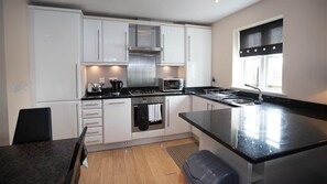 Microwave, oven, stovetop, dishwasher - Park Place Court 3 Plas Bach (Tenby)
