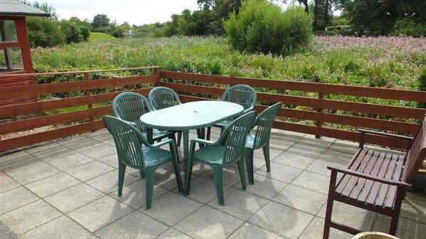 Outdoor dining - Quarry Cottages 4 (Tenby)