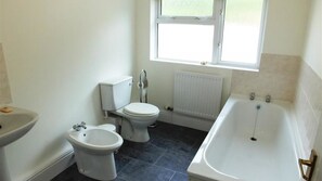 Bathroom - Quarry Cottages 4 (Tenby)