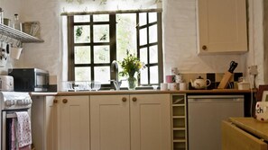 Fridge, microwave, oven, cookware/dishes/utensils - Oak Tree Cottage (Cardigan)