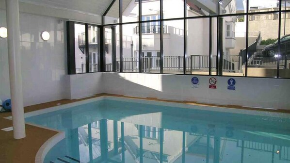 من حمّامات السباحة المغطاة، حمّام سباحة خارجي