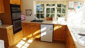 Fridge, oven, dishwasher, cookware/dishes/utensils - Picton House (Tenby)