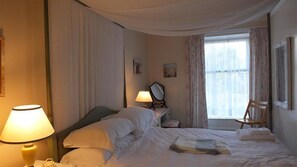 4 bedrooms, WiFi, bed sheets - Picton House (Tenby)