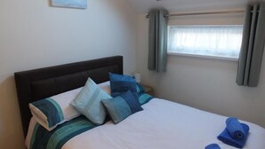 2 bedrooms, iron/ironing board, WiFi, bed sheets - Wallsfield Lane 1 (Tenby)