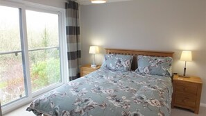 3 bedrooms, bed sheets - Ragged Staff 18 (Saundersfoot)