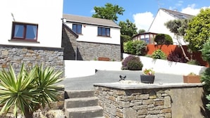 Unclassified image, 4 of 20, button - Strawberry Gardens 12A (Tenby)