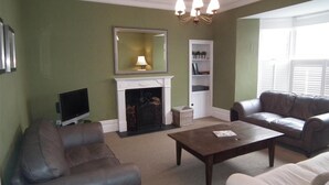 Unclassified image, 5 of 21, button - Victoria Street 35 Flat 1 (Tenby)