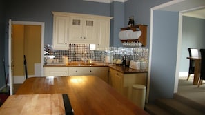 Fridge, microwave, oven, dishwasher - Victoria Street 35 Flat 1 (Tenby)