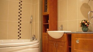 Shower, towels - Tiffany House (Tenby)