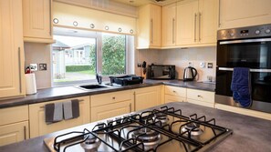 Kjøleskap, mikrobølgeovn, ovn og oppvaskmaskin