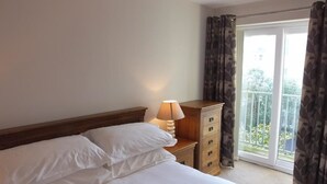2 bedrooms, iron/ironing board, WiFi, bed sheets - Spetchley House 4 (Tenby)
