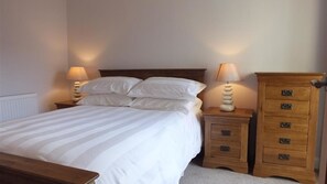 2 bedrooms, iron/ironing board, WiFi, bed sheets - Spetchley House 4 (Tenby)