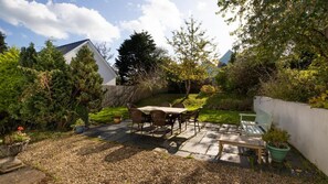 Outdoor dining - St Marys House (Tenby)