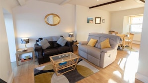 Living area - Topsails, Gower House (Tenby)