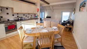 Dining - Topsails, Gower House (Tenby)