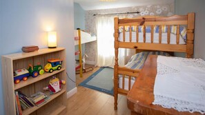 3 habitaciones, tabla de planchar con plancha y ropa de cama 