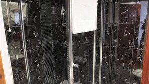 Douche, serviettes fournies