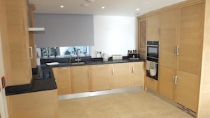 Oven, dishwasher, dining tables - Waters Edge 11 (Tenby)