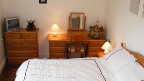 3 bedrooms, WiFi, bed sheets - Swallows Rest (Kilgetty)