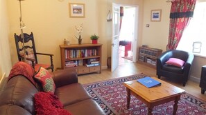 TV, DVD player - Sunny Steps Cottage (Tenby)